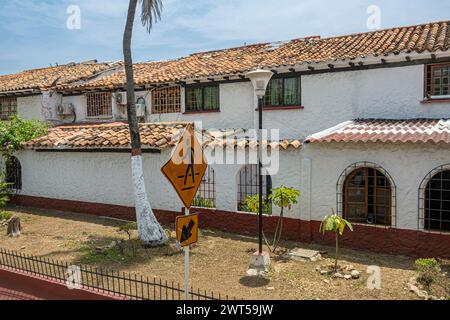 Cartagena, Kolumbien - 25. Juli 2023: Gehobenes Wohnen in Villa Venecia gehobene Wohnsiedlung entlang der Calle 29 gegenüber dem Friedhof Santa Cruz de Manga Stockfoto