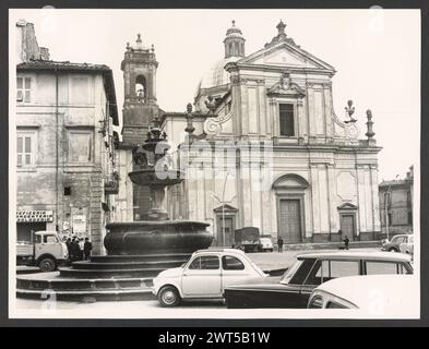 Lazio Viterbo Ronciglione Ss. Pietro e Caterina. Hutzel, Max 1960-1990 postmittelalterliche Architektur, Skulptur, Tabernakel, Malerei, Deckenfresken. Der Dom ist ein barockes Gebäude nach einem Entwurf von Pietro da Cortona. Die Fassade wurde im 17. Jahrhundert von Carlo Rainaldi (1671–1695) renoviert, und der campanile wurde 1734 hinzugefügt. Auf einem Queraltar befindet sich ein Triptychon des Erlösers, das Christus, die Jungfrau und den Heiligen Johannes darstellt. Das Triptychon von Gabriele di Francesco von Viterbo stammt aus dem 15. Jahrhundert. Direkt über dem Altar befindet sich ein Gemälde der Himmelfahrt von Francesco Tre Stockfoto
