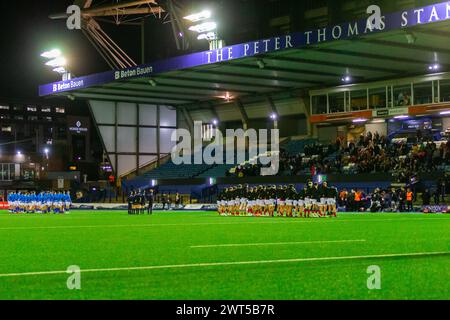 Cardiff, Großbritannien. März 2024. Spieler aus Italien und Wales spielen vor dem Spiel für die Nationalhymnen. U20 Six Nations Championship 2024 Match, Wales U20 gegen Italien U20 im Cardiff Arms Park in Cardiff am Freitag, den 15. März 2024. bild von Dan Minto/Andrew Orchard Sportfotografie/Alamy Live News Credit: Andrew Orchard Sportfotografie/Alamy Live News Stockfoto