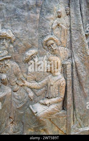 Die Entdeckung Jesu im Tempel – Fünftes freudiges Geheimnis des Rosenkranzes. Eine Reliefskulptur auf dem Berg Podbrdo (der Hügel der Erscheinungen) in Medjugorje. Stockfoto