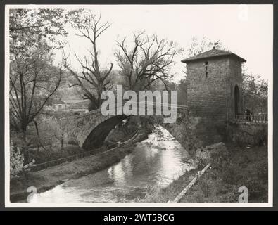 Lazio Roma Subiaco Allgemeine Ansichten. Hutzel, Max 1960-1990 Allgemeine Ansichten der Stadt, einschließlich spezifischer Ansichten von Ponte di S. Francesco, auch bekannt als Ponte Romano; Arco di Pio VI. Und (in NNPs) Ansichten von zwei nicht identifizierten Kirchen, von denen eine S. Pietro sein könnte, und einem nicht identifizierten palazzo. Allgemeine Anmerkungen: Drucke aus der Rocca Abbaziale-Sequenz. Der in Deutschland geborene Fotograf und Gelehrte Max Hutzel (1911–1988) fotografierte in Italien von den frühen 1960er Jahren bis zu seinem Tod. Das Ergebnis dieses Projekts, das Hutzel als Foto Arte Minore bezeichnet, ist eine gründliche Dokumentation der kunsthistorischen Entwicklung in Ita Stockfoto