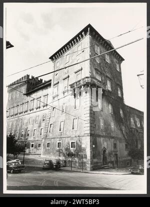 Umbria Terni Giove Palazzo Ducale. Hutzel, Max 1960-1990 Blick auf die äußere Architektur des palazzo aus dem 17. Jahrhundert. Objektnotizen: Hutzel drehte diese Kampagne 1985. Der in Deutschland geborene Fotograf und Gelehrte Max Hutzel (1911–1988) fotografierte in Italien von den frühen 1960er Jahren bis zu seinem Tod. Das Ergebnis dieses Projektes, von Hutzel als Foto Arte Minore bezeichnet, ist eine gründliche Dokumentation der kunsthistorischen Entwicklung in Italien bis zum 18. Jahrhundert, darunter Objekte der Etrusker und Römer sowie frühmittelalterliche, romanische, gotische, Renaissance- und Barockdenkmäler. Bilder sind organisch Stockfoto