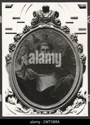 Lazio Rieti Rieti S. Agnese9. Hutzel, Max 1960-1990 postmittelalterliche Architektur, Skulptur, Malerei. Diese Kirche wurde in der ersten Hälfte des 16. Jahrhunderts erbaut und 1748 umgebaut. Aus dieser Zeit stammen auch die Deckenfresken und zwei Gemälde, die Madonna des Rosenkranzes und S. Agnese e la Beata Colomba von Emanuele Alfani. Der in Deutschland geborene Fotograf und Gelehrte Max Hutzel (1911–1988) fotografierte in Italien von den frühen 1960er Jahren bis zu seinem Tod. Das Ergebnis dieses Projektes, von Hutzel als Foto Arte Minore bezeichnet, ist eine gründliche Dokumentation der kunsthistorischen Entwicklung in Italien bis dahin Stockfoto