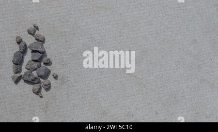 Minimalistische graue Steine, ruhiges Naturmuster Stockfoto
