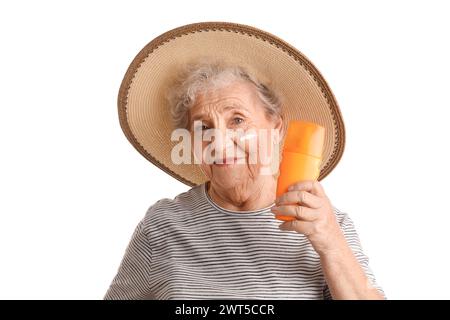 Seniorin mit Sonnencreme auf weißem Hintergrund, Nahaufnahme Stockfoto