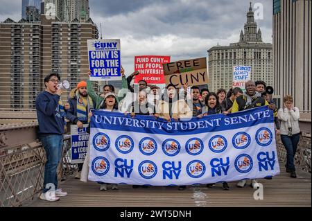 USA. März 2024. Der University Student Senate (USS) der City University of New York (CUNY), Professional Staff Congress (PSC), Studenten, Dozenten, Mitarbeiter, Gemeinschaftspartner, besorgte New Yorker und gewählte Beamte hielten am 15. März 2024 eine Kundgebung und eine Pressekonferenz vor den City Hall Steps ab, in der der Staat aufgefordert wurde, in CUNY in seinen endgültigen Haushalt für das Geschäftsjahr zu investieren. Auf die Kundgebung folgte ein marsch über die Brooklyn Bridge, der an den Stufen der Brooklyn Borough Hall gipfelte. (Foto: Erik McGregor/SIPA USA) Credit: SIPA USA/Alamy Live News Stockfoto