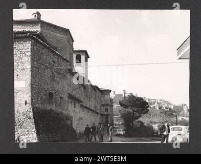 Umbria Perugia Todi Allgemeine Ansichten. Hutzel, Max 1960-1990 Panoramablick auf Todi und Blick auf die Piazza Vittorio Emanuele II, einschließlich des Palazzo dei priori, des Palazzo del Popolo, des Palazzo del Capitano (der die Sammlungen der Pinacoteca civica und des Museo estruco-romano beherbergt) und der Porta Principale. Der in Deutschland geborene Fotograf und Gelehrte Max Hutzel (1911–1988) fotografierte in Italien von den frühen 1960er Jahren bis zu seinem Tod. Das Ergebnis dieses Projektes, von Hutzel als Foto Arte Minore bezeichnet, ist eine gründliche Dokumentation der kunsthistorischen Entwicklung in Italien bis zum 18. Jahrhundert Stockfoto