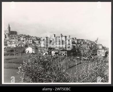 Umbria Perugia Todi Allgemeine Ansichten. Hutzel, Max 1960-1990 Panoramablick auf Todi und Blick auf die Piazza Vittorio Emanuele II, einschließlich des Palazzo dei priori, des Palazzo del Popolo, des Palazzo del Capitano (der die Sammlungen der Pinacoteca civica und des Museo estruco-romano beherbergt) und der Porta Principale. Der in Deutschland geborene Fotograf und Gelehrte Max Hutzel (1911–1988) fotografierte in Italien von den frühen 1960er Jahren bis zu seinem Tod. Das Ergebnis dieses Projektes, von Hutzel als Foto Arte Minore bezeichnet, ist eine gründliche Dokumentation der kunsthistorischen Entwicklung in Italien bis zum 18. Jahrhundert Stockfoto