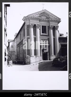 Umbria Perugia Spoleto S. Ansano. Hutzel, Max 1960-1990 Außenansicht: Neoklassizistische Fassade (17. Jahrhundert) mit griechischen korinthischen Kapitellen; Hochreliefskulptur der Madonna und des Kindes mit Heiligen über dem Portal; Kreuzgang (15. Jahrhundert). Blick auf das neoklassizistische Interieur: Tonnengewölbedecke, römische Kompositkapitelle des Hauptaltars, Altargemälde. Blick auf die Krypta S. Isacco (8. Jahrhundert): Römische Säulen und frühromanische Kapitelle; Fresken (11.-12. Jahrhundert) aus dem Leben Christi, Märtyrer, Mönche und Heiligen, einschließlich S. Isacco und St. Martial. Antiquitäten: Links von S. Stockfoto