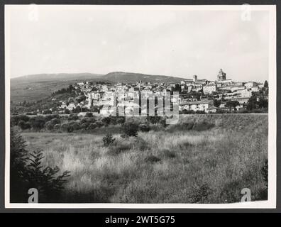 Umbria Perugia Spello Allgemeine Ansichten. Hutzel, Max 1960-1990 nur ein Panoramablick auf Spello ist in der Sammlung Hutzel zu finden, aber es gibt viele negative. Negative, die unter General Views abgelegt wurden, umfassen auch nicht identifizierte Gebäude und Skulpturen wie Basreliefs, Brunnen und Kapitelle. Der in Deutschland geborene Fotograf und Gelehrte Max Hutzel (1911–1988) fotografierte in Italien von den frühen 1960er Jahren bis zu seinem Tod. Das Ergebnis dieses Projektes, von Hutzel als Foto Arte Minore bezeichnet, ist eine gründliche Dokumentation der kunsthistorischen Entwicklung in Italien bis zum 18. Jahrhundert, einschließlich der Objekte der Etrusca Stockfoto