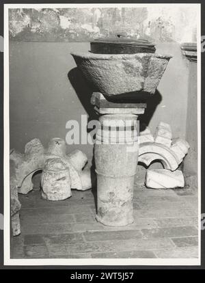 Toskana Grosseto Roccalbegna SS. Pietro e Paolo0. Hutzel, Max 1960-1990 Mittelalter: Romanische Architektur (13. Jahrhundert) und architektonische Skulptur; hölzerner Kruzifix; Stuff. Postmittelalterlich: Fresko; Gemälde auf Leinwand und Leinwand; Fresko der in Deutschland geborene Fotograf und Gelehrte Max Hutzel (1911–1988) fotografierte in Italien von den frühen 1960er Jahren bis zu seinem Tod. Das Ergebnis dieses Projektes, von Hutzel als Foto Arte Minore bezeichnet, ist eine gründliche Dokumentation der kunsthistorischen Entwicklung in Italien bis zum 18. Jahrhundert, einschließlich der Objekte der Etrusker und Römer sowie der frühmittelalterlichen, romanischen Stockfoto