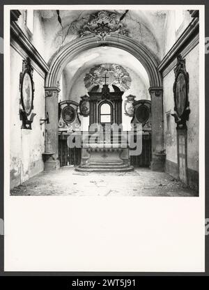 Lazio Roma Vicovaro S. Maria delle Grazie. Hutzel, Max 1960-1990 postmittelalterliche Architektur, Skulptur, Malerei. Die Kirche, die sich in der Nähe des Friedhofs befindet, ist in einem Zustand des Verfalls. Im Inneren ist ein Fragment eines Freskos der Kreuzigung erhalten, sowie Stuckverzierungen über dem Hauptaltar und einige Heiligengemälde entlang der Wände. Eigentümer: S. Maria delle Grazie Objekt Notizen: Kirche nicht gefunden in TCI. Der in Deutschland geborene Fotograf und Gelehrte Max Hutzel (1911–1988) fotografierte in Italien von den frühen 1960er Jahren bis zu seinem Tod. Das Ergebnis dieses Projekts, von Hutzel als Foto Arte Mi bezeichnet Stockfoto