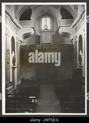 Lazio Rieti Rieti S. Agnese8. Hutzel, Max 1960-1990 postmittelalterliche Architektur, Skulptur, Malerei. Diese Kirche wurde in der ersten Hälfte des 16. Jahrhunderts erbaut und 1748 umgebaut. Aus dieser Zeit stammen auch die Deckenfresken und zwei Gemälde, die Madonna des Rosenkranzes und S. Agnese e la Beata Colomba von Emanuele Alfani. Der in Deutschland geborene Fotograf und Gelehrte Max Hutzel (1911–1988) fotografierte in Italien von den frühen 1960er Jahren bis zu seinem Tod. Das Ergebnis dieses Projektes, von Hutzel als Foto Arte Minore bezeichnet, ist eine gründliche Dokumentation der kunsthistorischen Entwicklung in Italien bis dahin Stockfoto