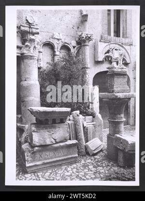 Umbria Terni Amelia Palazzo Comunale2. Hutzel, Max 1960-1990 Mittelalter: Architektonische Skulptur: Sarkophag, Kapitelle. Postmittelalterliche Architektur und architektonische Skulptur. Piazza del Municipio (Piazza Matteotti) mit Blick auf den Palazzo Comunale; Portal; Wappen und Insignien. Innenansicht von Fresken, Friesen, Gemälden aus dem 16. Und 17. Jahrhundert in den Salons I & II Antiquities: Architektur und architektonische Skulptur, 1. Jahrhundert v. Chr. bis 1. Jahrhundert n. Chr. Überreste und Fragmente des ehemaligen römischen Palastes und von Gräbern, Kapitellen, Statuen, Grabsteinen, Sarkophagen, Opferaltar. Objektnotizen: Der Palazzo C Stockfoto