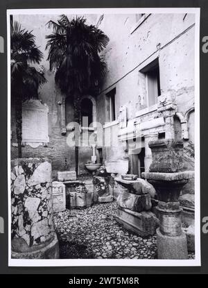 Umbria Terni Amelia Palazzo Comunale3. Hutzel, Max 1960-1990 Mittelalter: Architektonische Skulptur: Sarkophag, Kapitelle. Postmittelalterliche Architektur und architektonische Skulptur. Piazza del Municipio (Piazza Matteotti) mit Blick auf den Palazzo Comunale; Portal; Wappen und Insignien. Innenansicht von Fresken, Friesen, Gemälden aus dem 16. Und 17. Jahrhundert in den Salons I & II Antiquities: Architektur und architektonische Skulptur, 1. Jahrhundert v. Chr. bis 1. Jahrhundert n. Chr. Überreste und Fragmente des ehemaligen römischen Palastes und von Gräbern, Kapitellen, Statuen, Grabsteinen, Sarkophagen, Opferaltar. Objektnotizen: Der Palazzo C Stockfoto