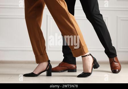 Geschäftsmann und Geschäftsfrau in eleganten Schuhen drinnen, Nahaufnahme Stockfoto