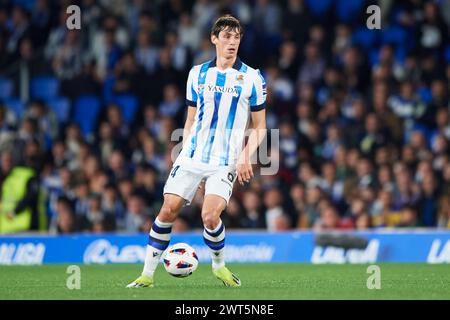 Robin le Normand von Real Sociedad mit dem Ball beim LaLiga EA Sports Match zwischen Real Sociedad und Cadiz CF im reale Arena Stadium am 15. März 2024 in San Sebastian, Spanien. Quelle: Cesar Ortiz Gonzalez/Alamy Live News Stockfoto