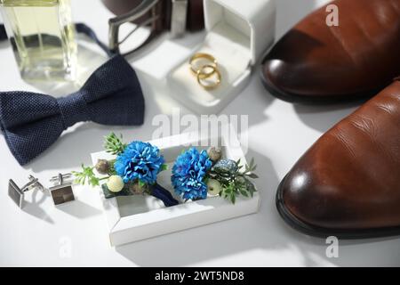 Hochzeitssachen. Komposition mit stilvoller Boutonniere auf weißem Hintergrund, Großaufnahme Stockfoto