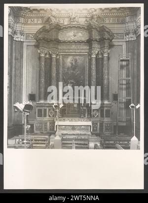 Lazio Viterbo Ronciglione Ss. Pietro e Caterina5. Hutzel, Max 1960-1990 postmittelalterliche Architektur, Skulptur, Tabernakel, Malerei, Deckenfresken. Der Dom ist ein barockes Gebäude nach einem Entwurf von Pietro da Cortona. Die Fassade wurde im 17. Jahrhundert von Carlo Rainaldi (1671–1695) renoviert, und der campanile wurde 1734 hinzugefügt. Auf einem Queraltar befindet sich ein Triptychon des Erlösers, das Christus, die Jungfrau und den Heiligen Johannes darstellt. Das Triptychon von Gabriele di Francesco von Viterbo stammt aus dem 15. Jahrhundert. Direkt über dem Altar befindet sich ein Gemälde der Himmelfahrt von Francesco TR Stockfoto