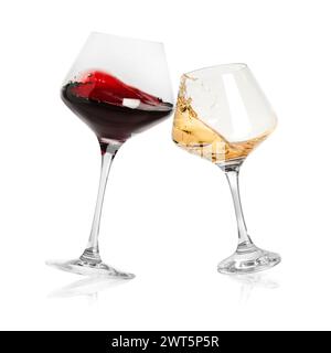 Verschiedene Weinsorten, die in Gläsern auf weißem Hintergrund spritzen Stockfoto