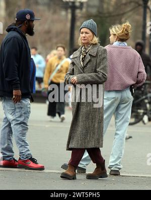 14. März 2024 Naomi Watts Drehort für den Freund im Washington Square Park New York. März 2024Credit: RW/Mediapunch Credit: MediaPunch Inc/Alamy Live News Stockfoto