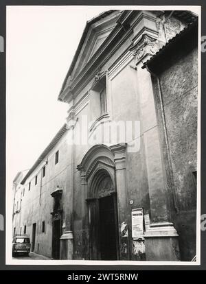 Lazio Rieti Rieti S. Agnese. Hutzel, Max 1960-1990 postmittelalterliche Architektur, Skulptur, Malerei. Diese Kirche wurde in der ersten Hälfte des 16. Jahrhunderts erbaut und 1748 umgebaut. Aus dieser Zeit stammen auch die Deckenfresken und zwei Gemälde, die Madonna des Rosenkranzes und S. Agnese e la Beata Colomba von Emanuele Alfani. Der in Deutschland geborene Fotograf und Gelehrte Max Hutzel (1911–1988) fotografierte in Italien von den frühen 1960er Jahren bis zu seinem Tod. Das Ergebnis dieses Projekts, von Hutzel als Foto Arte Minore bezeichnet, ist eine gründliche Dokumentation der kunsthistorischen Entwicklung in Italien bis hin zum Stockfoto