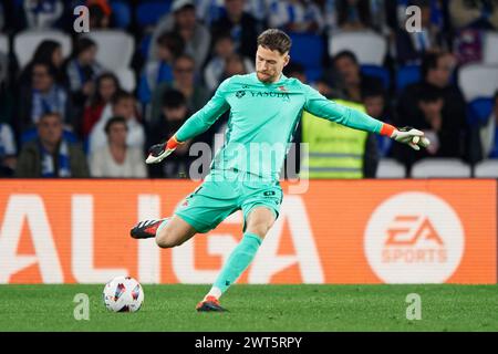 Alejandro Remiro von Real Sociedad mit dem Ball beim LaLiga EA Sports Match zwischen Real Sociedad und Cadiz CF im reale Arena Stadium am 15. März 2024 in San Sebastian, Spanien. Quelle: Cesar Ortiz Gonzalez/Alamy Live News Stockfoto