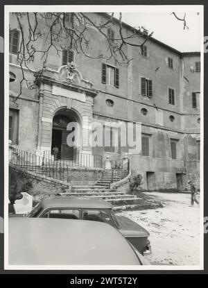 Latium Roma Subiaco Rocca Abbaziale1. Hutzel, Max 1960-1990 aus nächster Nähe: Außenansicht der Burg, Portale, päpstliche Wappen. Innenblick auf Eingangshalle, Kapelle, Appartamento dei Colonna, Appartamento di Pio VI und Camara di Pio VI, mit vielen Detailblicken auf Decken- und Wandfresken. Allgemeine Anmerkungen: Ansichten 1-7 extrahiert und separat unter Allgemeine Ansichten abgelegt. Der in Deutschland geborene Fotograf und Gelehrte Max Hutzel (1911–1988) fotografierte in Italien von den frühen 1960er Jahren bis zu seinem Tod. Das Ergebnis dieses Projekts, das Hutzel als Foto Arte Minore bezeichnet, ist eine gründliche Dokumentation der Kunstgeschichte Stockfoto