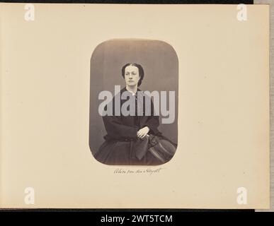 Alice von der Heydt. Möglicherweise Charles de Rham, Fotograf (Amerikaner, 1822–1909) oder Unknown, Fotograf um 1860–1865 Ein Porträt einer jungen Frau, die sitzt und ihre Hände in ihrem Schoß gefaltet hat. Sie hält sich auch an einem Strohhut fest. (Recto, Mount) unten in der Mitte, schwarze Tinte: „Alice von der Heydt“; (rückseitig, Mount) unten links, Bleistift: „A34.37 [sic]“; Stockfoto