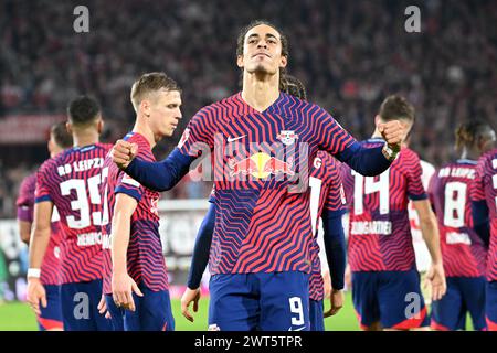 Köln, Deutschland. März 2024. Yussuf Poulsen (Front) von RB Leipzig feiert das Torspiel während der ersten Liga der 26. Runde zwischen dem FC Köln und dem RB Leipzig am 15. März 2024 in Köln. Quelle: Ulrich Hufnagel/Xinhua/Alamy Live News Stockfoto