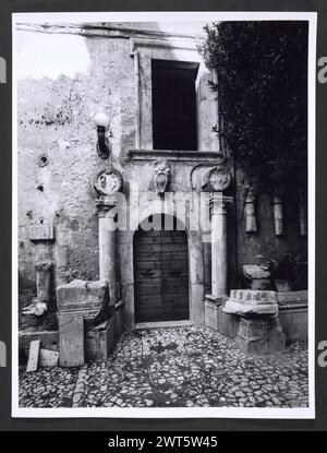 Umbria Terni Amelia Palazzo Comunale0. Hutzel, Max 1960-1990 Mittelalter: Architektonische Skulptur: Sarkophag, Kapitelle. Postmittelalterliche Architektur und architektonische Skulptur. Piazza del Municipio (Piazza Matteotti) mit Blick auf den Palazzo Comunale; Portal; Wappen und Insignien. Innenansicht von Fresken, Friesen, Gemälden aus dem 16. Und 17. Jahrhundert in den Salons I & II Antiquities: Architektur und architektonische Skulptur, 1. Jahrhundert v. Chr. bis 1. Jahrhundert n. Chr. Überreste und Fragmente des ehemaligen römischen Palastes und von Gräbern, Kapitellen, Statuen, Grabsteinen, Sarkophagen, Opferaltar. Objektnotizen: Der Palazzo C Stockfoto