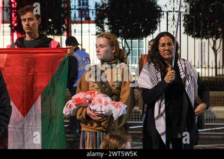 London, Großbritannien, 15. März 2024. Palästinensische Demonstranten hielten Gebete in Solidarität mit den Gazanern vor der Saudi-arabischen Botschaft in Mayfair. Anhänger sagen, dass die saudische Regierung weiterhin Öl liefert und Waffenlieferungen nach Israel erleichtert, was weitere Bombardements auf Palästinenser anheizt. Quelle: Eleventh Photography/Alamy Live News Stockfoto