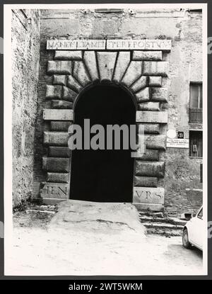 Lazio Rieti Stimigliano Torre dell'orlogio. Hutzel, Max 1960-1990 postmittelalterliche Architektur. Der Turm dient als Haupteingang der Stadt und ist mit dem Wappen der Orsini-Familie und Zinnen auf dem Gebäude verziert. Der in Deutschland geborene Fotograf und Gelehrte Max Hutzel (1911–1988) fotografierte in Italien von den frühen 1960er Jahren bis zu seinem Tod. Das Ergebnis dieses Projektes, von Hutzel als Foto Arte Minore bezeichnet, ist eine gründliche Dokumentation der kunsthistorischen Entwicklung in Italien bis zum 18. Jahrhundert, einschließlich der Objekte der Etrusker und Römer sowie des frühmittelalterlichen Ro Stockfoto