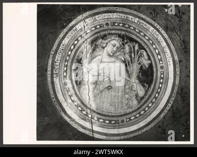 Toskana Siena Asciano Casa Corboli. Hutzel, Max 1960-1990 profanes Gebäude aus dem 13. Bis 14. Jahrhundert. Im Oratorium befinden sich Fresken, die die vier Jahreszeiten und andere weltliche Szenen darstellen. Antiquitäten: Polychromes Mosaik aus dem 2. Jahrhundert n. Chr., Maskaron oder möglicher Brunnen. Zwei Mosaike im Untergeschoss des Gebäudes. Sie haben geometrische Muster mit verbundenen Kreisen und pflanzlichen Rosetten. An der Grenze befinden sich vierzackige Stern-, Dreieck- und Zunge- und Dart-Motive. Quadrate, die durch Salomons Knoten verbunden sind. Hinweise zum Objekt Zunge und Dart: Es sind keine Negative von Asciano verfügbar, siehe „Mosaike“ für montierte Platte Stockfoto