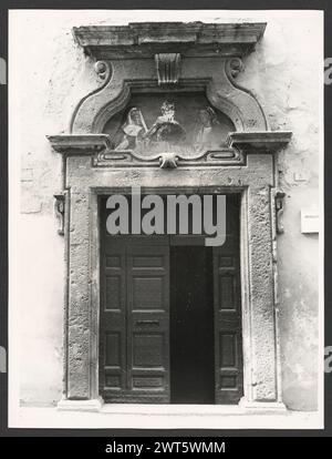 Lazio Rieti Rieti S. Agnese. Hutzel, Max 1960-1990 postmittelalterliche Architektur, Skulptur, Malerei. Diese Kirche wurde in der ersten Hälfte des 16. Jahrhunderts erbaut und 1748 umgebaut. Aus dieser Zeit stammen auch die Deckenfresken und zwei Gemälde, die Madonna des Rosenkranzes und S. Agnese e la Beata Colomba von Emanuele Alfani. Der in Deutschland geborene Fotograf und Gelehrte Max Hutzel (1911–1988) fotografierte in Italien von den frühen 1960er Jahren bis zu seinem Tod. Das Ergebnis dieses Projekts, von Hutzel als Foto Arte Minore bezeichnet, ist eine gründliche Dokumentation der kunsthistorischen Entwicklung in Italien bis hin zum Stockfoto