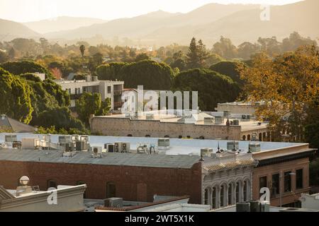 San Luis Obispo, Kalifornien, USA - 3. Dezember 2021: Aus der Vogelperspektive des Nachmittagslichts, das auf die historischen Gebäude der Innenstadt scheint. Stockfoto