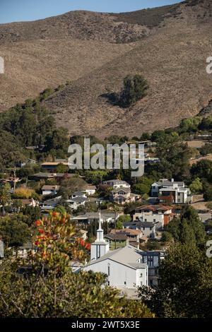 Blumen säumen eine historische Kirche und ein Viertel im Zentrum von San Luis Obispo, Kalifornien, USA. Stockfoto