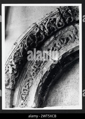 Abruzzen L'Aquila Celano Allgemeine Ansichten. Hutzel, Max 1960-1990 Panoramablick auf Stadt und Burg von NE. Der in Deutschland geborene Fotograf und Gelehrte Max Hutzel (1911–1988) fotografierte in Italien von den frühen 1960er Jahren bis zu seinem Tod. Das Ergebnis dieses Projektes, von Hutzel als Foto Arte Minore bezeichnet, ist eine gründliche Dokumentation der kunsthistorischen Entwicklung in Italien bis zum 18. Jahrhundert, darunter Objekte der Etrusker und Römer sowie frühmittelalterliche, romanische, gotische, Renaissance- und Barockdenkmäler. Die Bilder werden nach geografischer Region in Italien, dann nach Provinz, Stadt und Standort geordnet Stockfoto