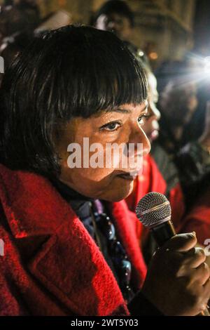 London, Großbritannien. März 2024. Diane Abbott spricht während der Demonstration vor dem Rathaus von Hackney mit den Demonstranten. Schwarze Frauen aus Hackney organisierten eine Demonstration, nachdem Frank Hester, der größte Spender der Tory-Partei, „rassistische“ Äußerungen über den Parlamentsabgeordneten gemacht hatte. Quelle: SOPA Images Limited/Alamy Live News Stockfoto