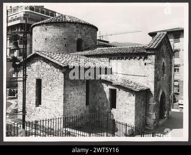 Umbria Terni Terni S. Salvatore2. Hutzel, Max 1960-1990 Außenansichten dieser Kirche (12.-17. Jahrhundert) zeigen den kreisförmigen Hauptkörper und die rechteckige Apsis, die vielleicht ursprünglich Teil eines antiken römischen Bauwerks waren. Der Blick von innen konzentriert sich auf Fresken. Der in Deutschland geborene Fotograf und Gelehrte Max Hutzel (1911–1988) fotografierte in Italien von den frühen 1960er Jahren bis zu seinem Tod. Das Ergebnis dieses Projektes, von Hutzel als Foto Arte Minore bezeichnet, ist eine gründliche Dokumentation der kunsthistorischen Entwicklung in Italien bis zum 18. Jahrhundert, einschließlich der Objekte der Etrusker und Römer sowie der Etagengegenstände Stockfoto