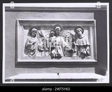 Umbria Perugia Spoleto S. Ansano. Hutzel, Max 1960-1990 Außenansicht: Neoklassizistische Fassade (17. Jahrhundert) mit griechischen korinthischen Kapitellen; Hochreliefskulptur der Madonna und des Kindes mit Heiligen über dem Portal; Kreuzgang (15. Jahrhundert). Blick auf das neoklassizistische Interieur: Tonnengewölbedecke, römische Kompositkapitelle des Hauptaltars, Altargemälde. Blick auf die Krypta S. Isacco (8. Jahrhundert): Römische Säulen und frühromanische Kapitelle; Fresken (11.-12. Jahrhundert) aus dem Leben Christi, Märtyrer, Mönche und Heiligen, einschließlich S. Isacco und St. Martial. Antiquitäten: Links von S. Stockfoto