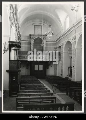 Umbria Perugia Cesi S. Antonio. Hutzel, Max 1960-1990 Außenansicht der Kirche, einschließlich Portalen. Blick von innen auf die Kirche. Skulpturen der Kreuzigung, der Heiligen Peter und Paulus, des heiligen Onofrio und des Toten Christus. Renaissance-Gemälde. Fresken von Madonna und Kind mit Heiligen und Kreuzigung. Objektnotizen: Hutzel drehte diese Kampagne 1982. Der in Deutschland geborene Fotograf und Gelehrte Max Hutzel (1911–1988) fotografierte in Italien von den frühen 1960er Jahren bis zu seinem Tod. Das Ergebnis dieses Projekts, von Hutzel als Foto Arte Minore bezeichnet, ist eine gründliche Dokumentation der kunsthistorischen Entwicklung in Italien bis Stockfoto