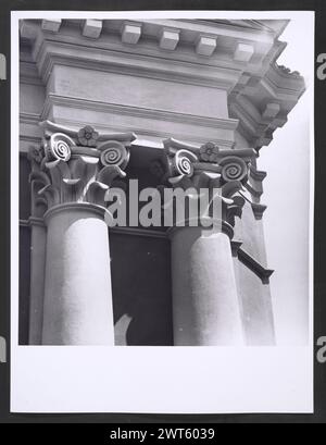 Umbria Perugia Spoleto S. Ansano. Hutzel, Max 1960-1990 Außenansicht: Neoklassizistische Fassade (17. Jahrhundert) mit griechischen korinthischen Kapitellen; Hochreliefskulptur der Madonna und des Kindes mit Heiligen über dem Portal; Kreuzgang (15. Jahrhundert). Blick auf das neoklassizistische Interieur: Tonnengewölbedecke, römische Kompositkapitelle des Hauptaltars, Altargemälde. Blick auf die Krypta S. Isacco (8. Jahrhundert): Römische Säulen und frühromanische Kapitelle; Fresken (11.-12. Jahrhundert) aus dem Leben Christi, Märtyrer, Mönche und Heiligen, einschließlich S. Isacco und St. Martial. Antiquitäten: Links von S. Stockfoto