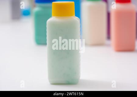 Kunststoffflasche mit grüner Flüssigkeit. Proben von Lebensmittelfarbstoffen in einem Lebensmittelqualitätslabor. Stockfoto