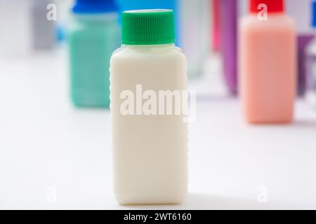 Plastikflasche mit weißer Flüssigkeit. Proben von Lebensmittelfarbstoffen in einem Lebensmittelqualitätslabor. Stockfoto