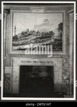 Latium Roma Subiaco Rocca Abbaziale6. Hutzel, Max 1960-1990 aus nächster Nähe: Außenansicht der Burg, Portale, päpstliche Wappen. Innenblick auf Eingangshalle, Kapelle, Appartamento dei Colonna, Appartamento di Pio VI und Camara di Pio VI, mit vielen Detailblicken auf Decken- und Wandfresken. Allgemeine Anmerkungen: Ansichten 1-7 extrahiert und separat unter Allgemeine Ansichten abgelegt. Der in Deutschland geborene Fotograf und Gelehrte Max Hutzel (1911–1988) fotografierte in Italien von den frühen 1960er Jahren bis zu seinem Tod. Das Ergebnis dieses Projekts, das Hutzel als Foto Arte Minore bezeichnet, ist eine gründliche Dokumentation der Kunstgeschichte Stockfoto