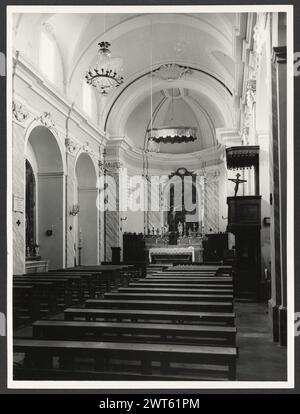 Umbria Perugia Cesi S. Antonio. Hutzel, Max 1960-1990 Außenansicht der Kirche, einschließlich Portalen. Blick von innen auf die Kirche. Skulpturen der Kreuzigung, der Heiligen Peter und Paulus, des heiligen Onofrio und des Toten Christus. Renaissance-Gemälde. Fresken von Madonna und Kind mit Heiligen und Kreuzigung. Objektnotizen: Hutzel drehte diese Kampagne 1982. Der in Deutschland geborene Fotograf und Gelehrte Max Hutzel (1911–1988) fotografierte in Italien von den frühen 1960er Jahren bis zu seinem Tod. Das Ergebnis dieses Projekts, von Hutzel als Foto Arte Minore bezeichnet, ist eine gründliche Dokumentation der kunsthistorischen Entwicklung in Italien bis Stockfoto