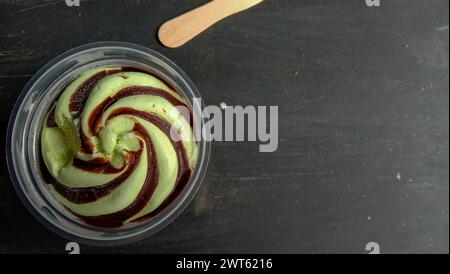 Das Foto ist ein Foto von Eis mit Avocado-Geschmack in einer Tasse mit schwarzem Hintergrund Stockfoto