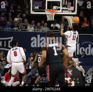 Kansas City, Missouri, USA. März 2024. Houston (11) G. Damian Dunn macht einen Layup gegen Texas Tech.2024 Phillips 66 Big 12 Männer Basketball Championship Semifinal. (Kreditbild: © James Leyva/ZUMA Press Wire) NUR REDAKTIONELLE VERWENDUNG! Nicht für kommerzielle ZWECKE! Stockfoto