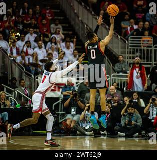 Kansas City, Missouri, USA. März 2024. Texas Tech (0) Chance McMillian schießt zwei Pointer gegen Houston.2024 Phillips 66 Big 12 Men's Basketball Championship Semifinal. (Kreditbild: © James Leyva/ZUMA Press Wire) NUR REDAKTIONELLE VERWENDUNG! Nicht für kommerzielle ZWECKE! Stockfoto